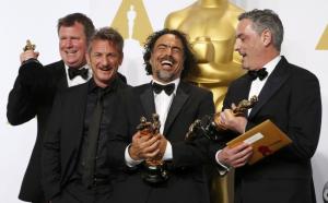 650_1000_sean-penn-broma-con-alejandro-g-inarritu-birdman-triunfadora-oscars-2015